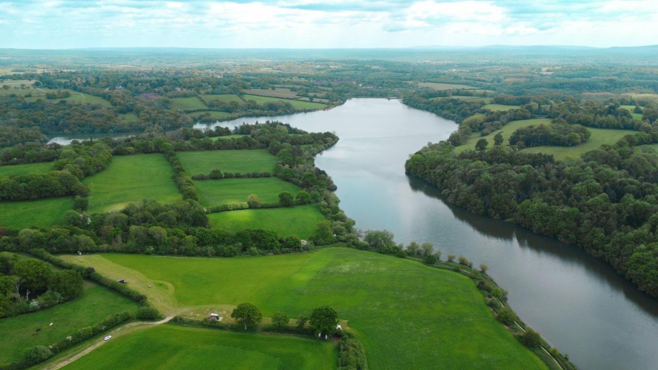 Quirky Vintage Horsebox Conversion With Stunning Views Of Ardingly Reservoir Balcombe Exterior foto
